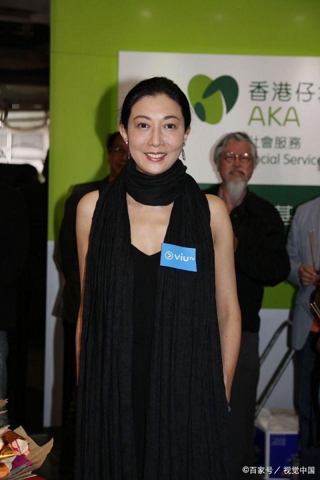 47岁吴绮莉久违露面,妆容精致气色好,一身黑色系太有港姐范儿