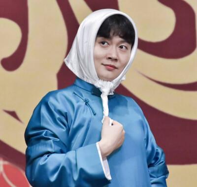 在这张照片中,孟鹤堂还穿着一件长袍,脚上踩着一双黑色布鞋.