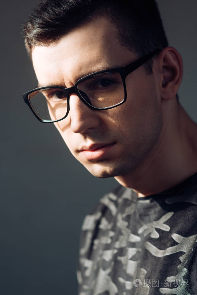 戴眼镜的聪明人的时尚风格照片-正版商用图片0swm2z-摄图新视界