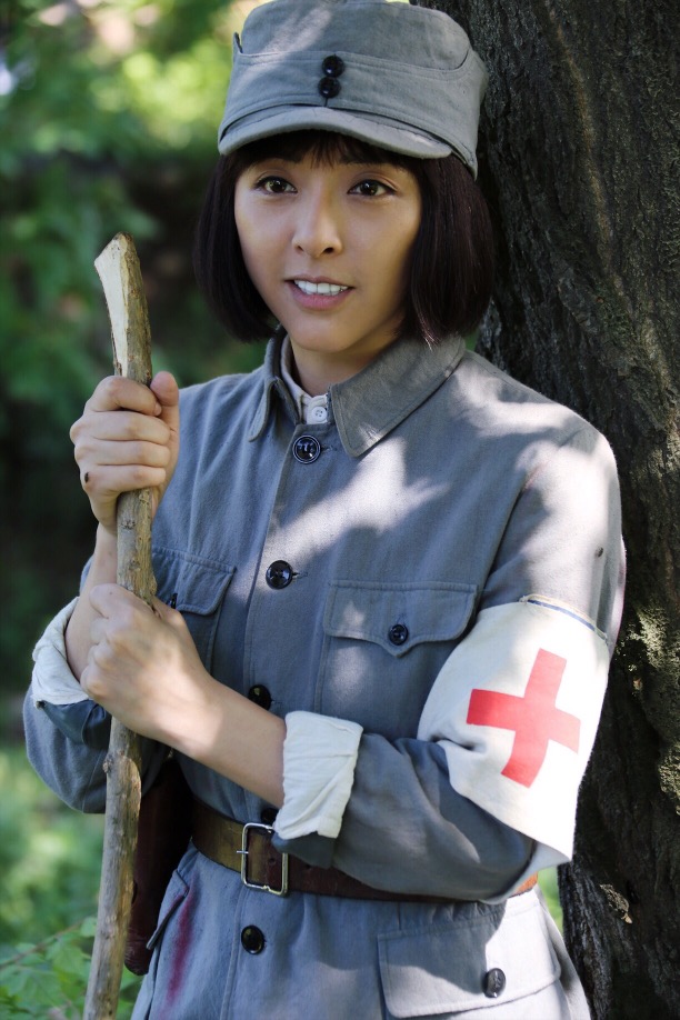 因为剧中设计部分国共合作的情节,因此还出现了八路军装和国军钢盔的