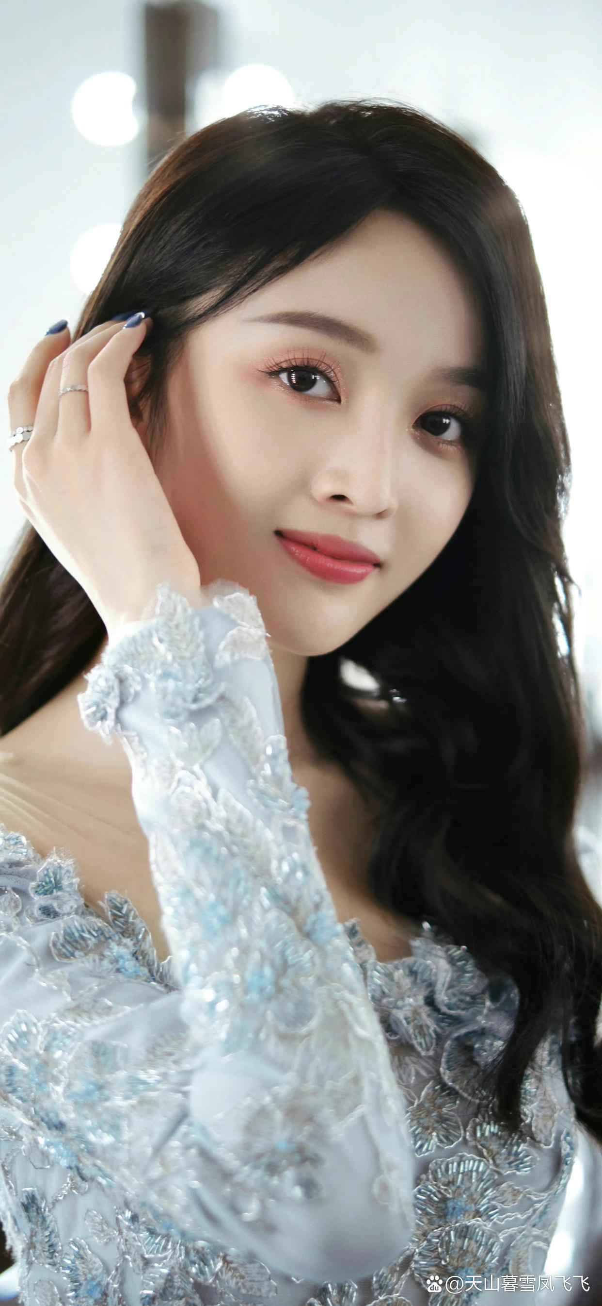 吴宣仪的蓝色长裙如湖水般深邃,黑发如夜空般神秘.