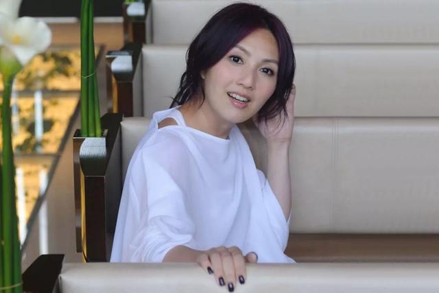 杨千嬅演唱会:重庆站《可惜我是水瓶座》万人粤语合唱,音乐无界