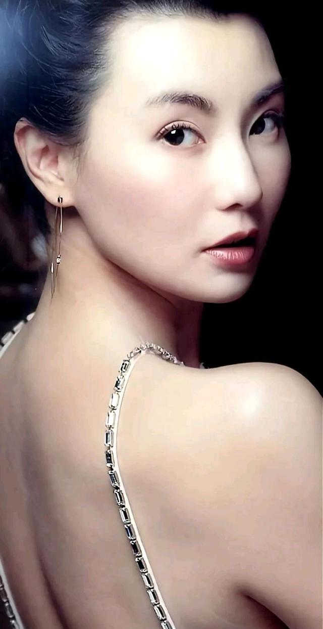 女神张曼玉的美难以复刻气质出众风采依旧