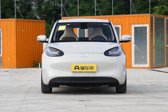 小型车相较于中型车,大型车,不仅价格上更加实惠,而且体积小巧,可以