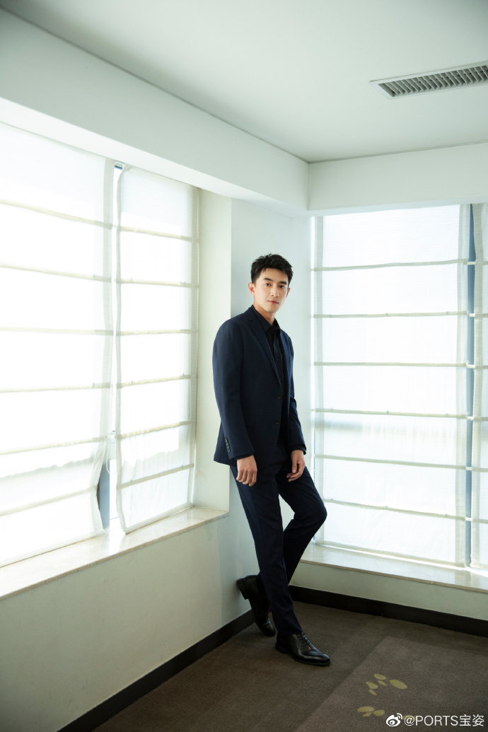 ports漫游者#演员@林更新身着#ports宝姿#经典款西服套装出席2023