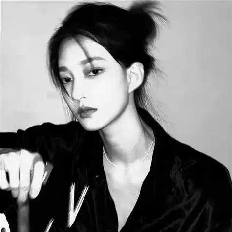 qq头像下半身黑白头像女生,冷酷又霸气高清美女头像黑白图片