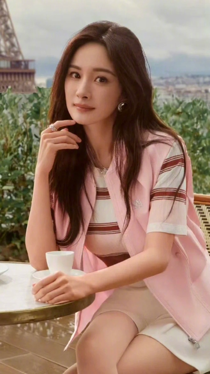 杨幂给小糯米买玩偶