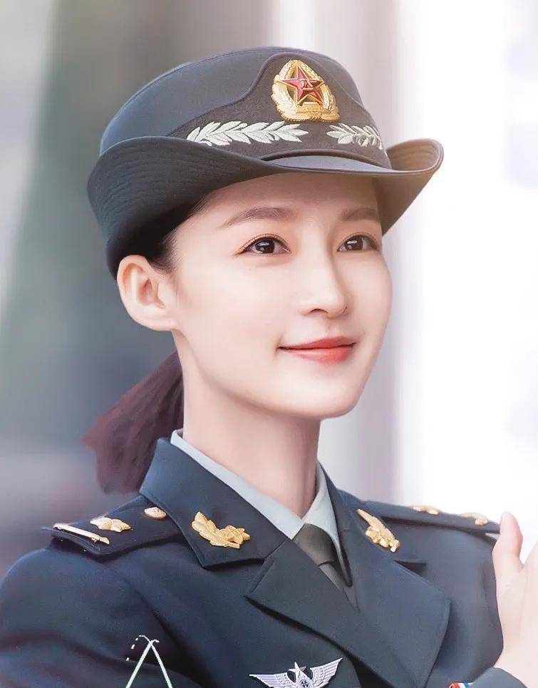 女星军装照:有人美有人飒,果然女孩帅起来就没男人什么事了_周冬雨