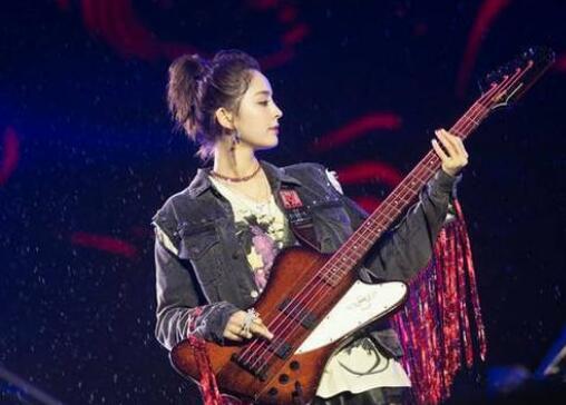 缝纫机乐队丁建国扮演者是谁丁建国写的歌是谁唱的