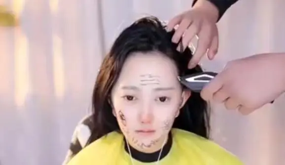 原创抖音女网红被榜一大哥刁难大哥花18万买头发女网红直播剃头