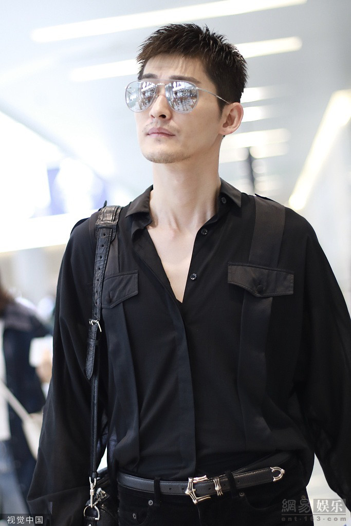 张翰穿黑色系look酷劲足发型清爽大秀长腿