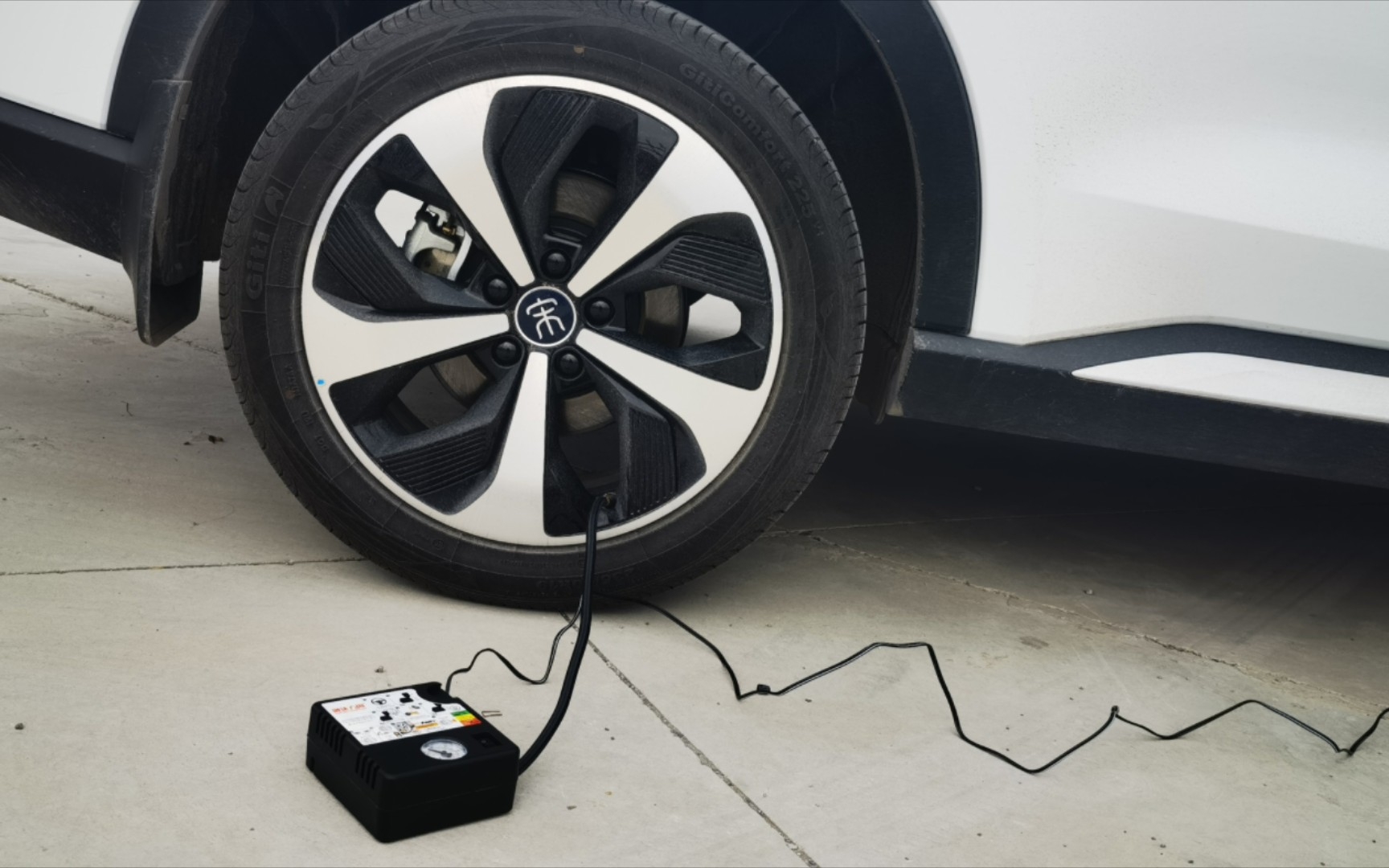 比亚迪 宋plus-dmi 随车充气泵 试用