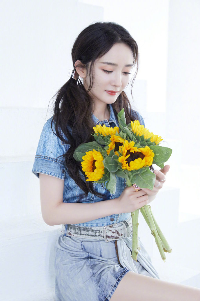 杨幂双马尾牛仔裙造型