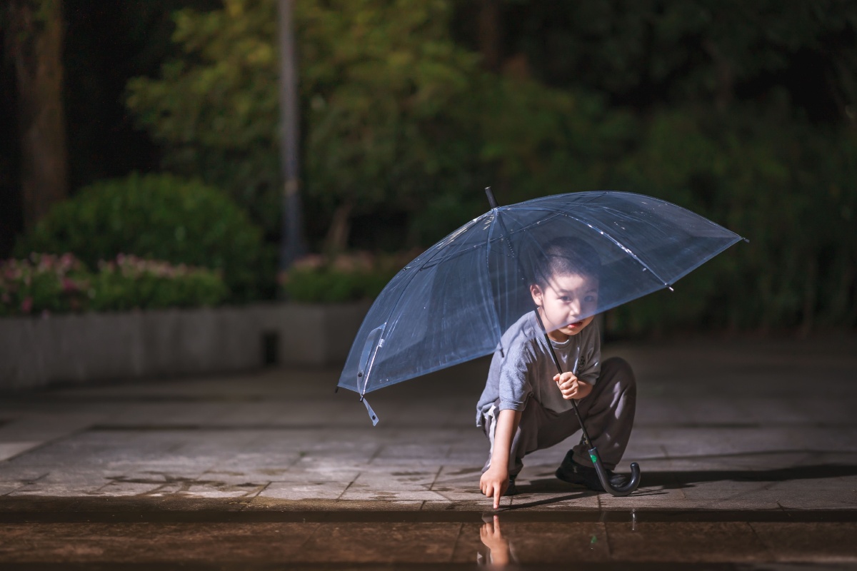 撑伞的小朋友