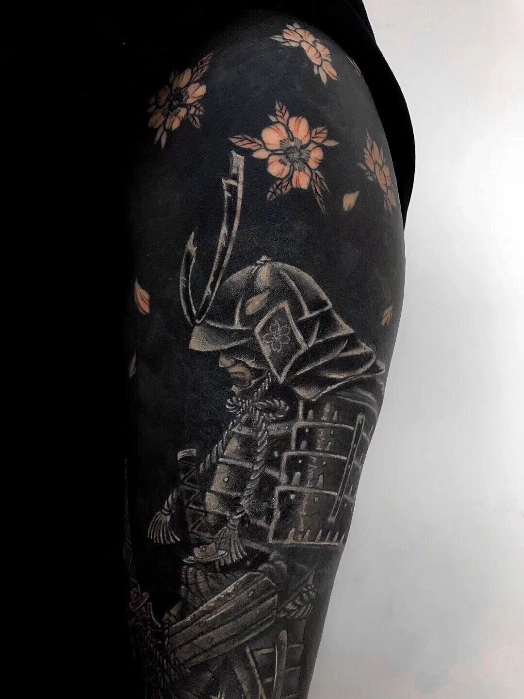 黑臂纹身 之前己经经历过两次纹身遮盖,到我这的时候他己经打算刷全黑