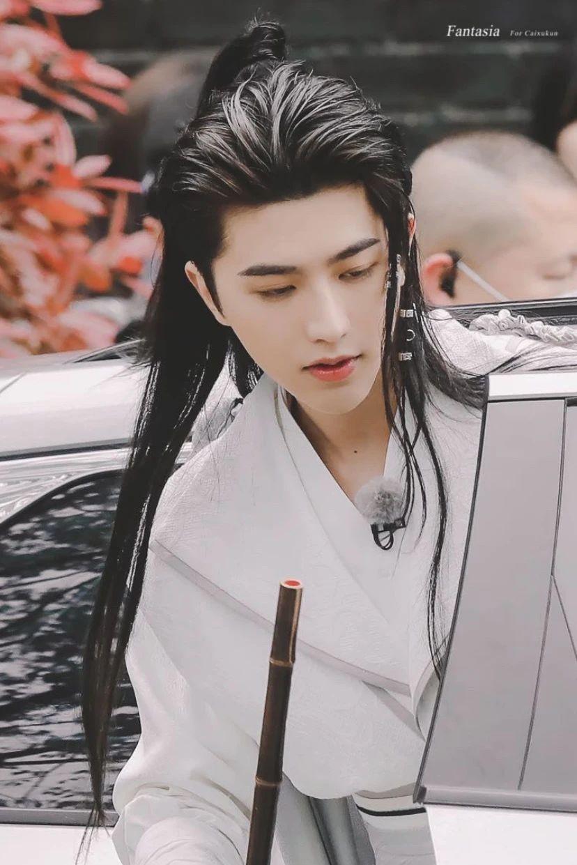 蔡徐坤壁纸:侧颜立体精致身姿帅气挺拔,白衣古装的翩翩公子!