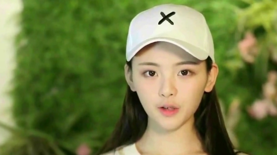 杨超越学生证件照被翻出网友确认过眼神是没整过容的人