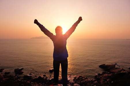 女人张开双臂的黎明照片