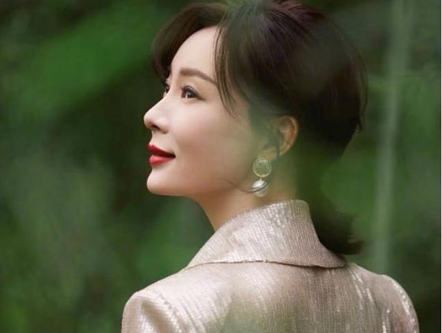 四十岁以后的女人梳什么发型好看40岁女人什么发型最有气质