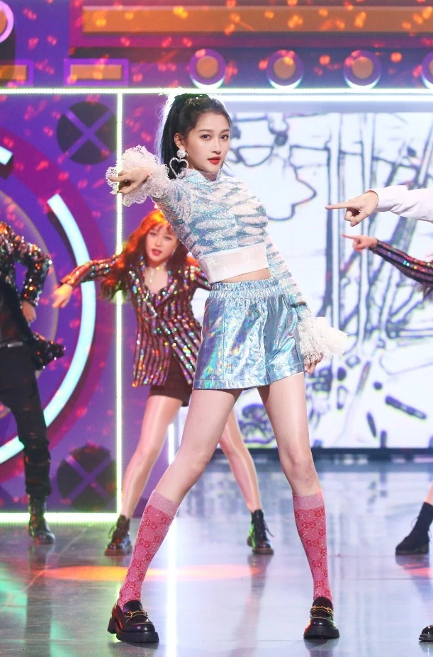 关晓彤穿20厘米短裤跳舞和舞伴同框时这腿型女生看了都崩溃