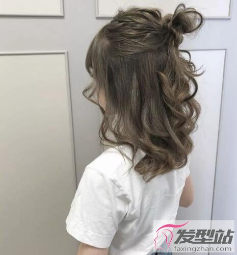 女生半丸子头 烫发发型 集时髦减龄于一身的发型快来pick_发型站_最新