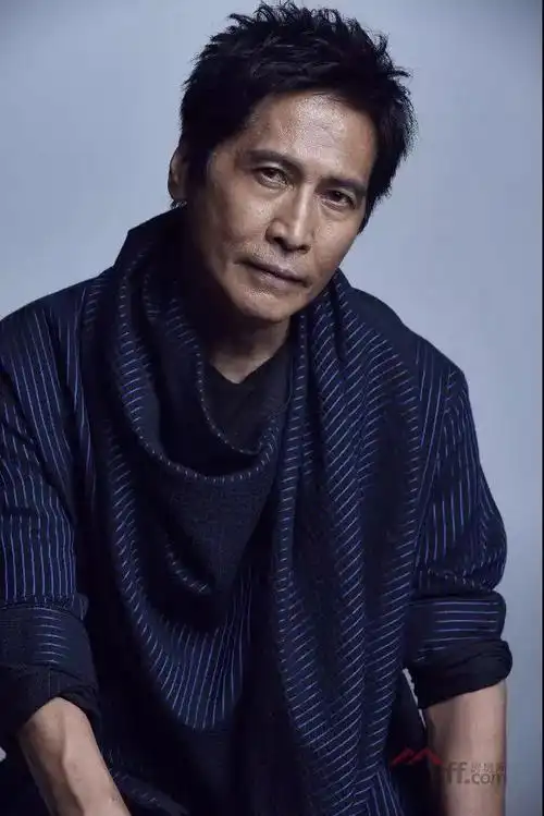 新闻 > 正文  一头长发,一副墨镜,一身孤傲,狼的形象与标签逐渐与齐秦