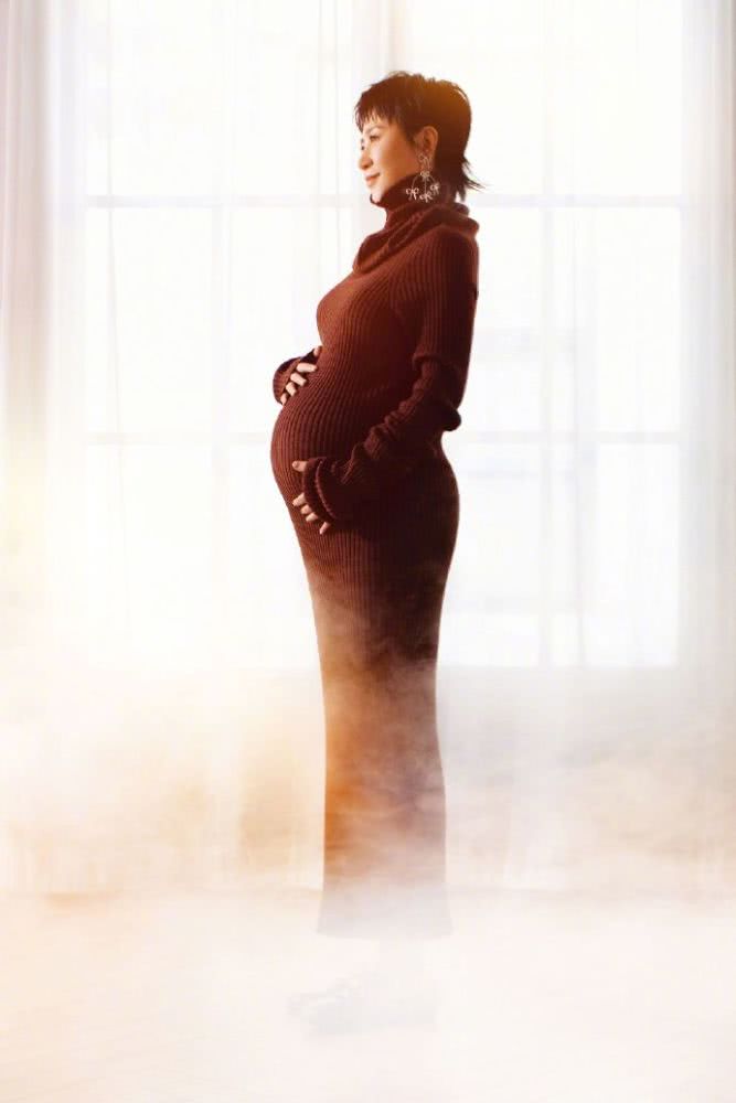 马丽孕照曝光,孕肚大如球四肢仍纤细,眼神温柔尽显母性光辉