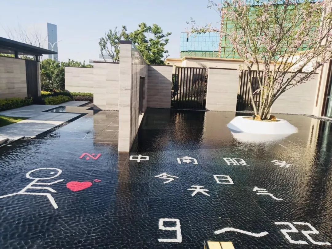 春是水波里的温度水系里的春这些石子堆叠的创作,也是恰逢其时的文艺.