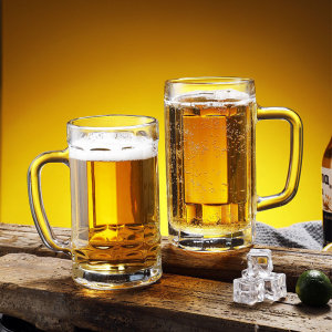 喝啤酒的大杯子图片