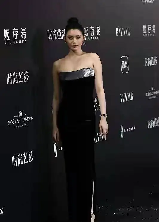 奚梦瑶也拼过实力,怀有二胎依旧可以秀超模身材,时尚驾驭实力可真的是