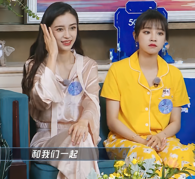 baby宋雨琦穿睡衣出场,镜头拍到两人的拖鞋,是女神和女孩的区别