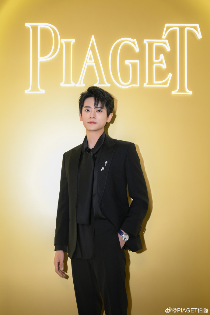 演员@丞磊将#rosepassion#系列高级珠宝耳环巧作胸针佩戴,耀目亮相