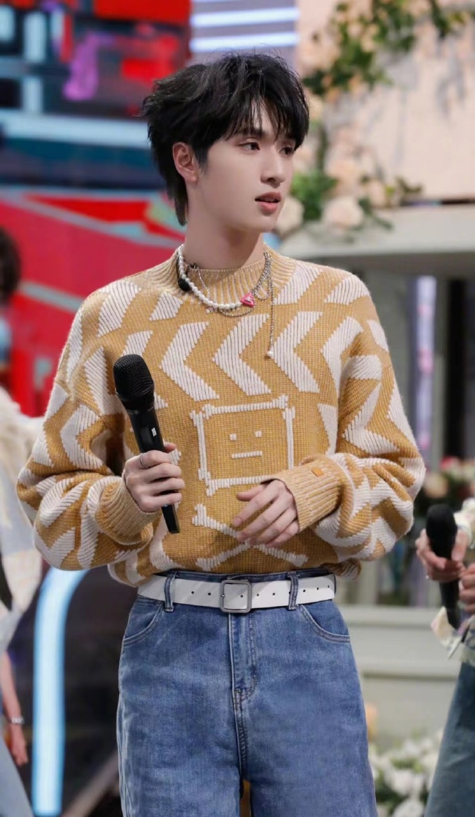 严浩翔你好星期六黄色毛衣造型