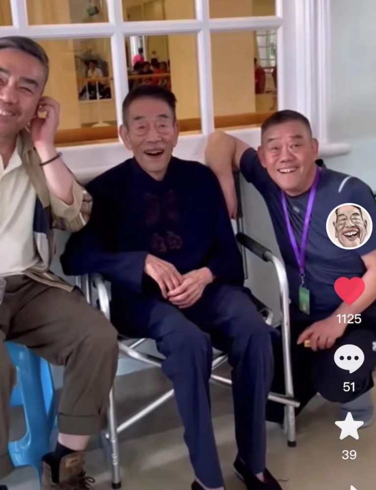 杨少华携俩儿外出玩乐,被贴心照顾喜笑颜开,父子长相神态如复制_腾讯