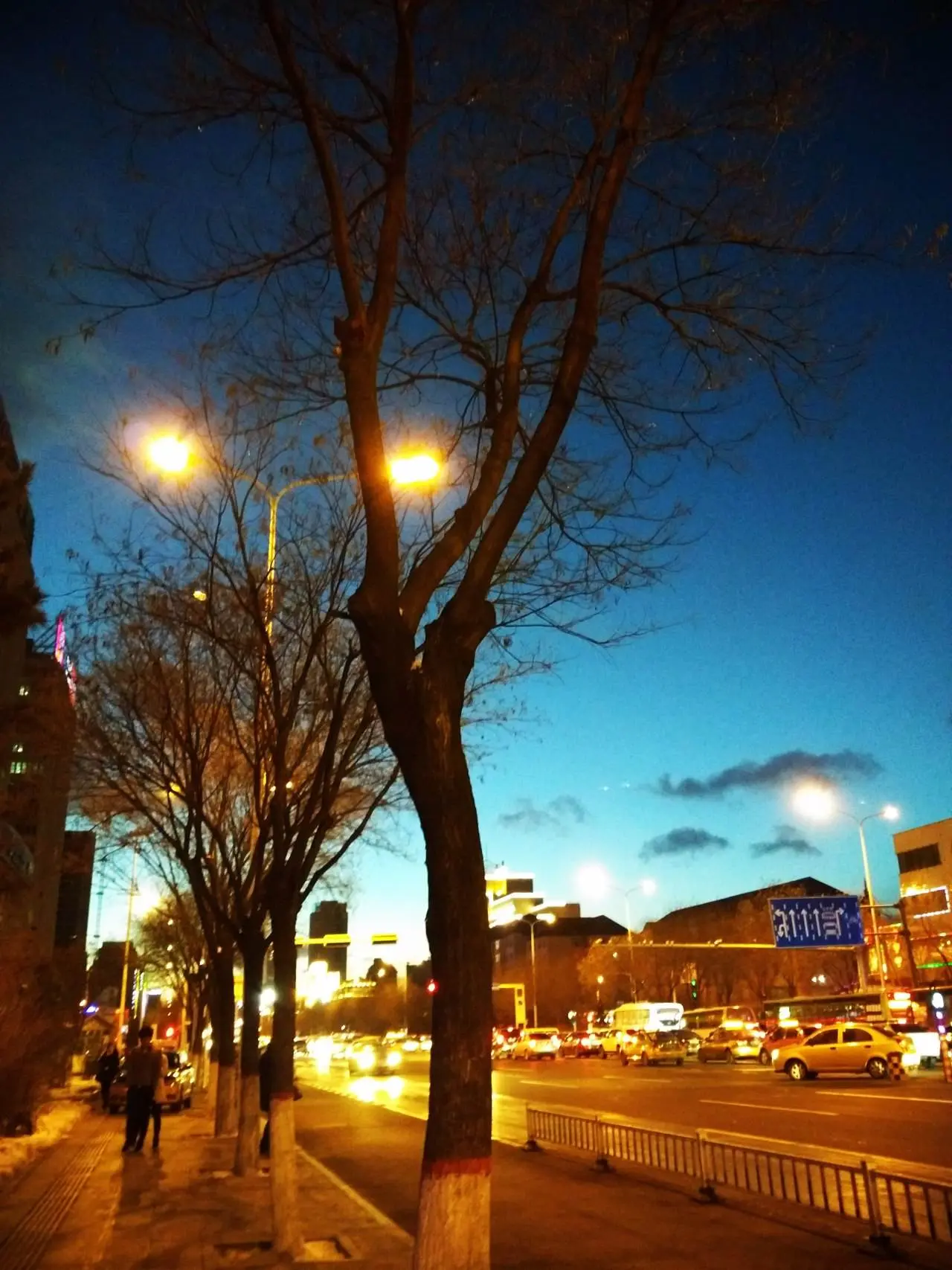 熙攘的人群里辉煌的街灯下一个人的落寞