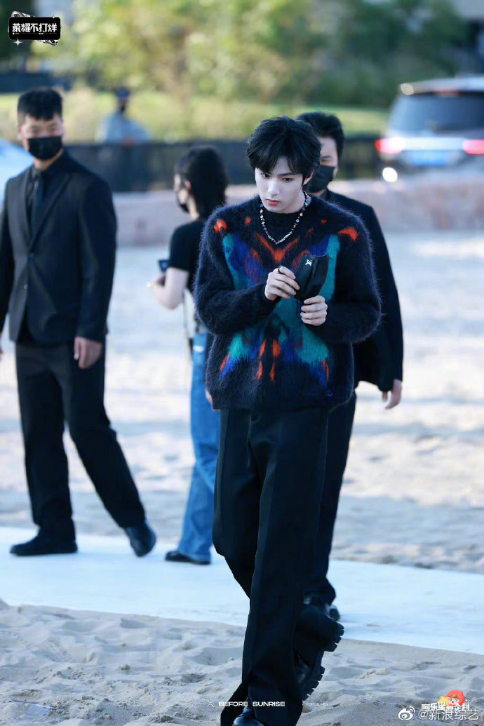 时代少年团-刘耀文这几张图封神了,腿长头小,弟弟是什么养成系之光