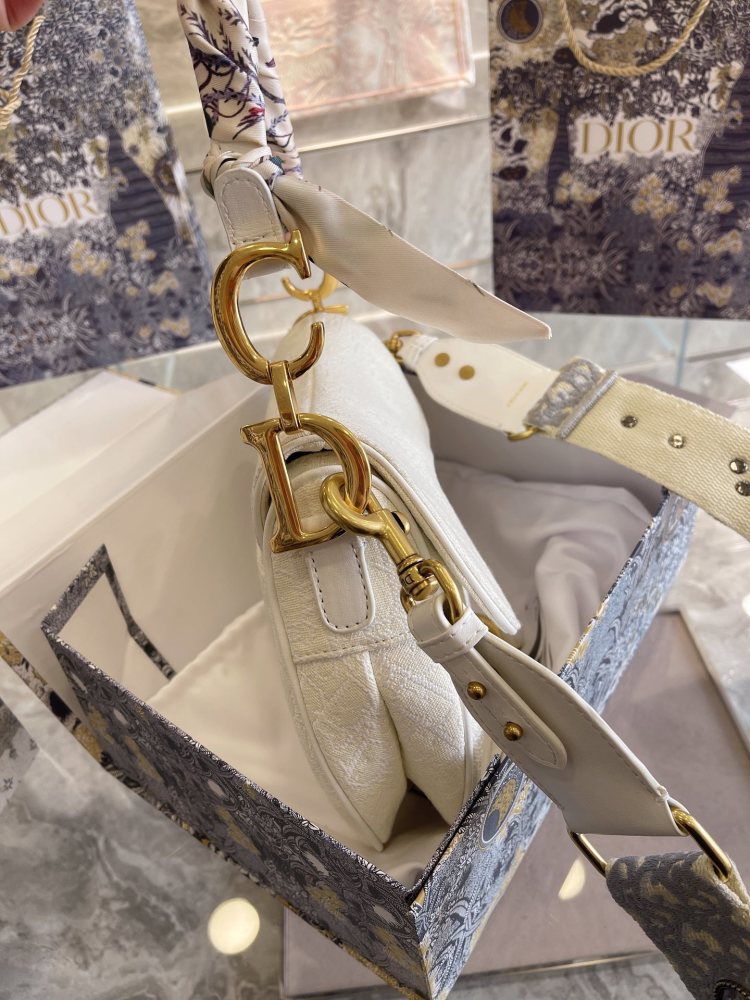 25cm试完所有肩带,发现这条最配白色马鞍包.是仙女包本包了.