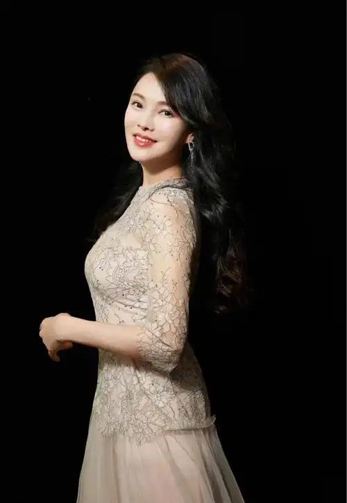 52岁伊能静复出,穿时尚深v长裙,身材保持完美