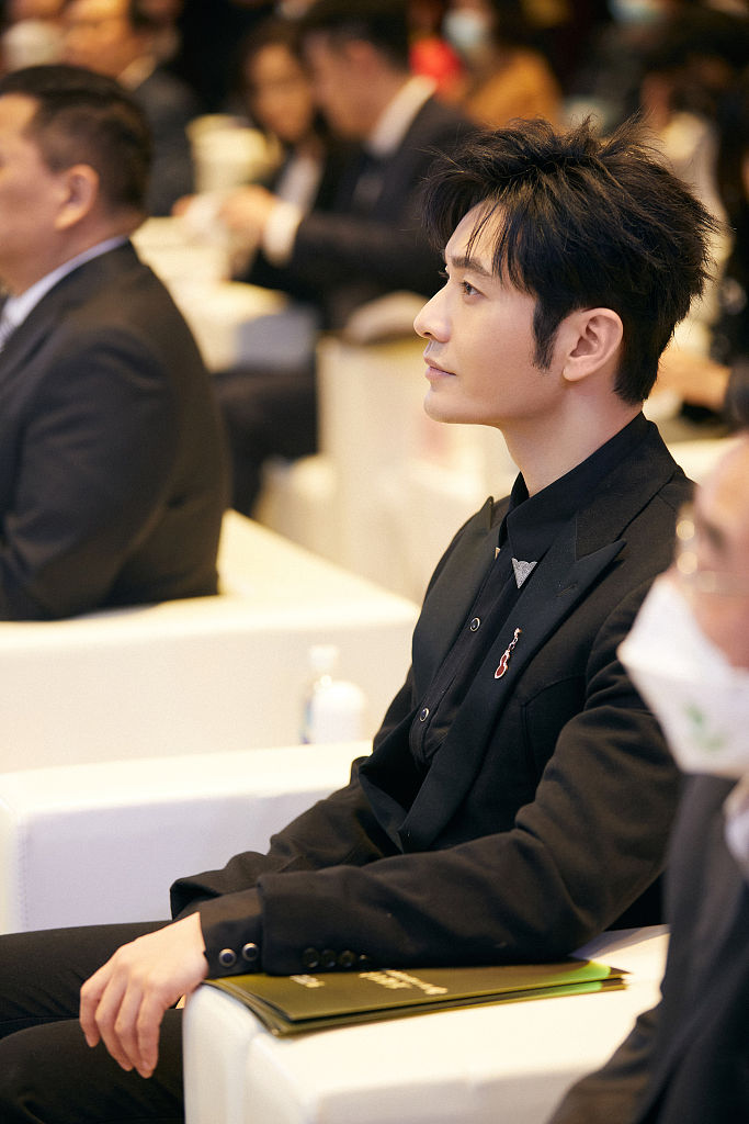 黄晓明出席华语青年电影周颁奖礼 帅气黑西装儒雅绅士