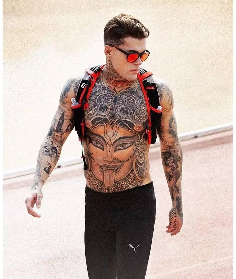 舔屏| 他拥有世界上最酷的纹身 - 知乎