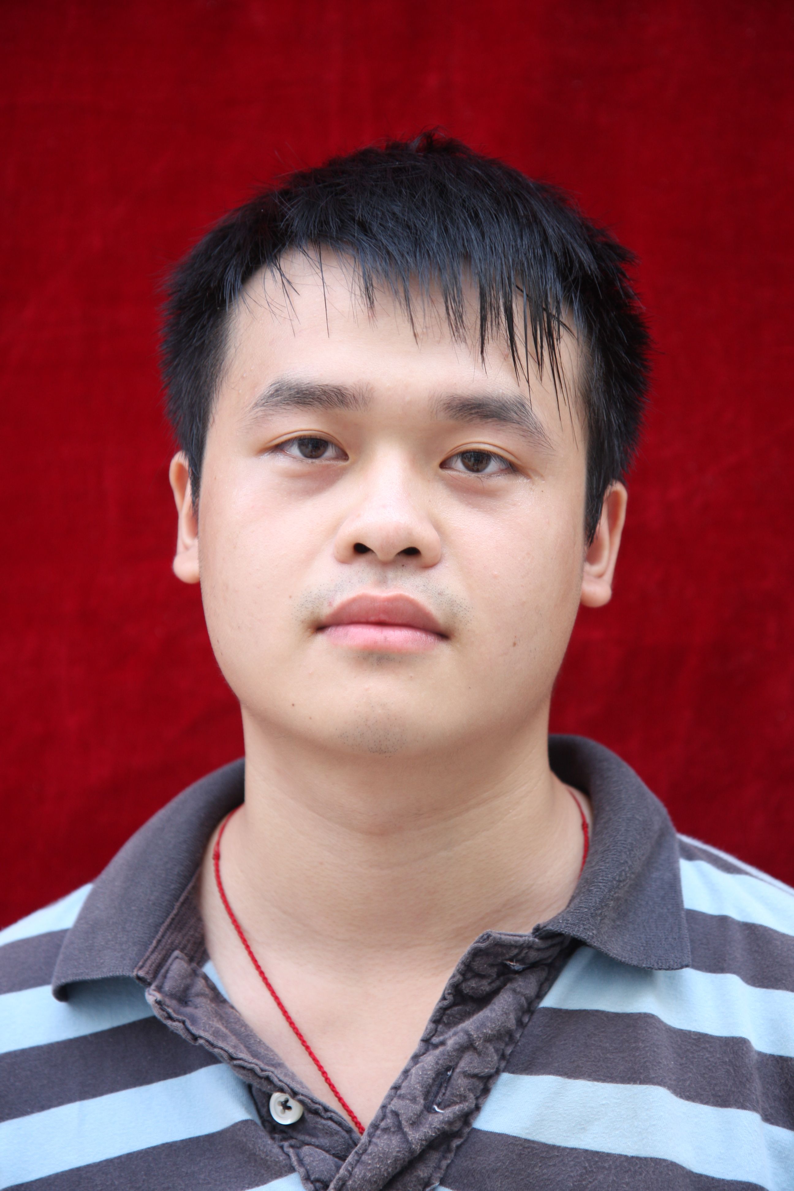 求大神帮忙 把照片改成蓝底的2寸照 谢谢