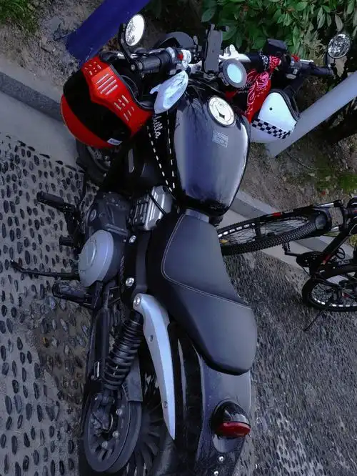 金吉拉300如果后座带人一定要安装后靠背