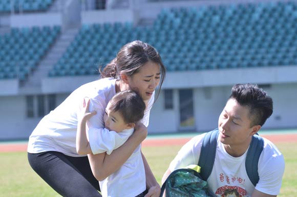 奥莉现身《极速》冠军战 李安琪抱女儿哭泣(图)