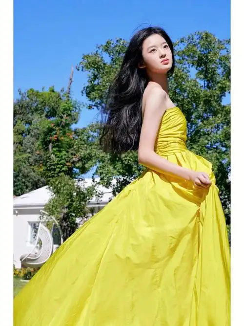 演员黄杨钿甜身着 pinko dresstoimpress ciliegia