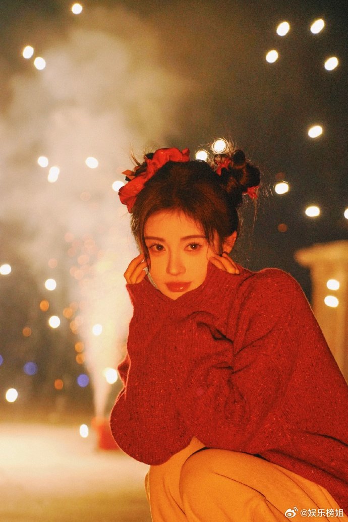 鞠婧祎红毛衣双丸子头