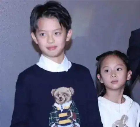 女儿邓涵一则是完全诠释了"女儿像爸"的道理,长得堪称是"翻版邓超"