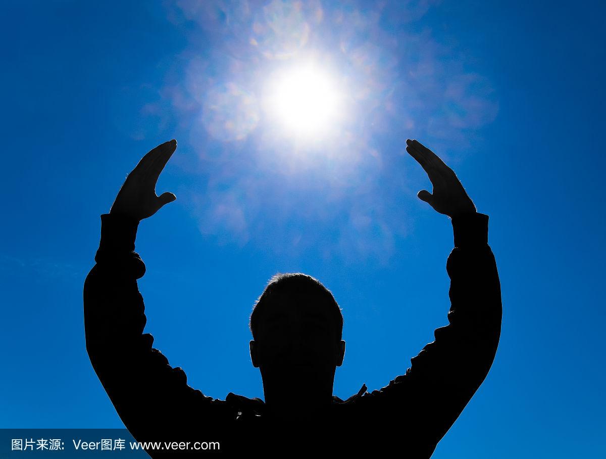 举起双手向着太阳