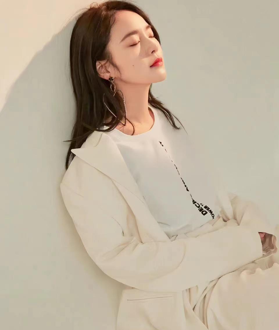 张佳宁身穿白衬衫搭配印花裤拍摄写真,简约轻松又高品质_白色_衣服