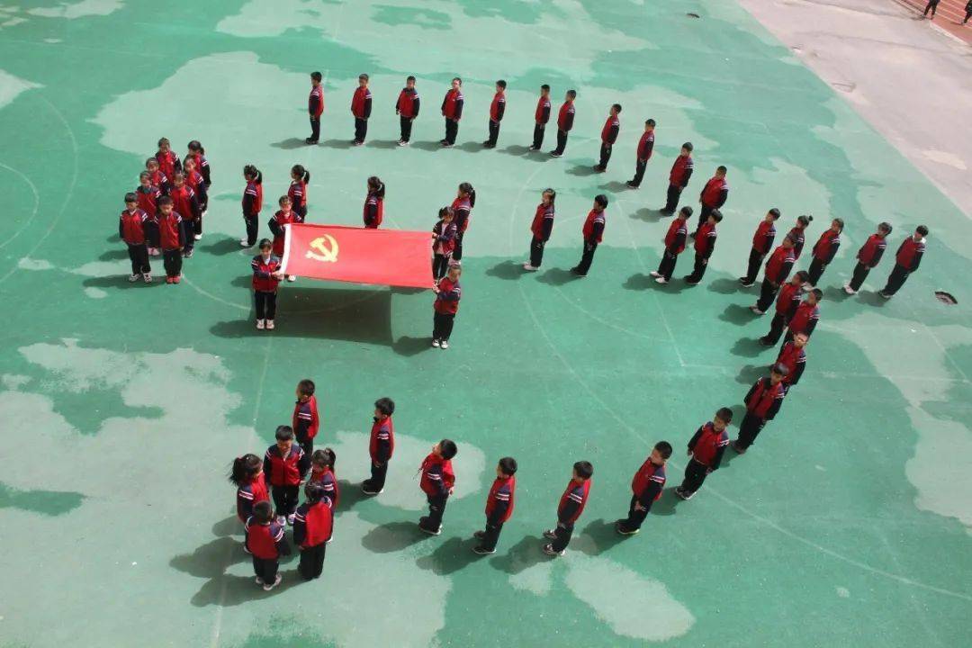 垦利区第二实验小学开展"我与党旗合个影"活动