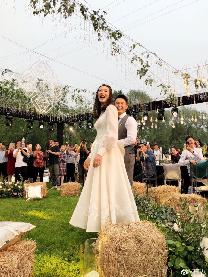 在惠若琪举办的婚前宴会上,丁霞与袁心玥身穿中式伴娘服亮相,在场的